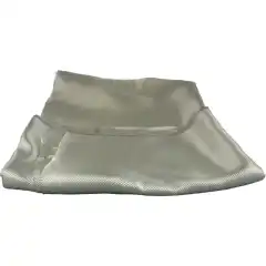 <p>Dobbeltvevet glassfiberduk (twill weave), sterk og smidig, blir gjennomsiktig i kombinasjon med West System epoxy.</p>
