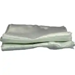 <p>Best&aring;r av to lag duk som ligger +/- 45&deg; p&aring; hverandre i forhold til dukens lengderetning. Dette medf&oslash;rer at duken "b&aelig;rer last" i ulike retninger og gir ekstra stor styrke.</p>
