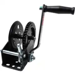 Kompakt tilhengervinsj til mindre b&aring;ter, samt st&oslash;rre vannscootere. Vinsjen har manuell brems og fullt frislipp.