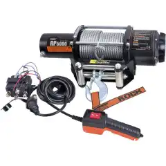 Kraftig, elektrisk b&aring;ttilhengervinsj fra Rock med fjernkontroll. Vinsjen har kapasitet til &aring; trekke 2268 kg og anbefales til b&aring;ter opp til 1500 kg.