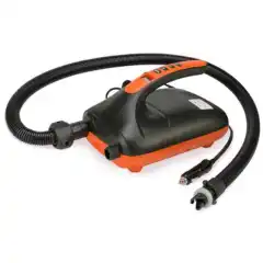 En ekstra kraftig 12V pumpe som raskt pumper opp SUP-brett og gummib&aring;ter. Pumpen har to motorer, hvor den ene gir h&oslash;yt volum, mens den andre gir h&oslash;yt trykk. Dette gj&oslash;r at du kan pumpe b&aring;de raskt, og samtidig f&aring; h&oslash;yt trykk. Still inn &oslash;nsket trykk i LCD-displayet, s&aring; pumper den automatisk opp til riktig niv&aring;.