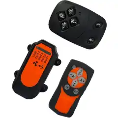 Komplett pakke med tr&aring;dl&oslash;s dashbordkontroll og fjernkontroll, som fungerer til b&aring;de ankervinsj og baugpropell.