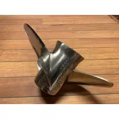 <p>Str&oslash;ken brukt Evinrude st&aring;lpropell for kontraroterende girhus.</p>
