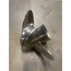 <p>Str&oslash;ken brukt Mercury Enertia st&aring;lpropell for kontraroterende girhus.</p>
