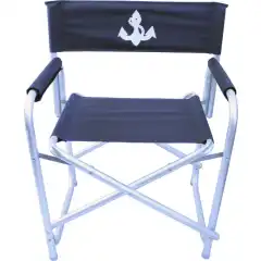 <p>Flott, sammenleggbar dekkstol med lekkert ankermotiv i ryggen, og ramme i aluminium. Den passer godt b&aring;de p&aring; dekket p&aring; b&aring;ten, p&aring; brygga, eller p&aring; balkongen hjemme.</p>
