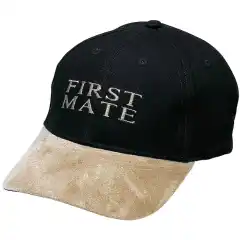<p>Det er kapteinens plikt &aring; krone f&oslash;rstestyrmannen med riktig hodeplagg. Ombord p&aring; alle slags fart&oslash;y er det viktig &aring; markere hierariket. Det gj&oslash;res best med caps!</p>
