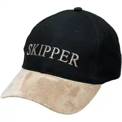 <p>Skippern regjerer! Dette er capsen for skippere, som gladelig viser resten av mannskapet hvem som bestemmer. Marker hierariket - gj&oslash;r det med en kvalitetscaps!</p>
