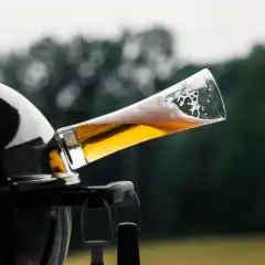 <ul>
	<li>Magnet i bunn</li>
	<li>Holder glasset stabilt</li>
	<li>Perfekt for b&aring;t</li>
</ul>
