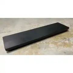 <p>Svart tofte i tre med 74 cm lengde.</p>
