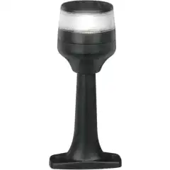 <p>Hella NaviLED 360 Compact Pole er en ankerlanterne plassert p&aring; en 6" h&oslash;y stake.</p>
