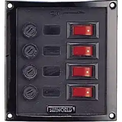 <p>Fire belyste brytere med sikringer.</p>
