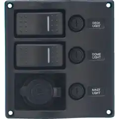 <p>SuperSwitch-brytere og 12V uttak ferdig koblet i panel med automatsikringer.</p>

