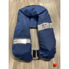 <p>Enkel oppbl&aring;sbar redningsvest fra Avon i marinebl&aring; farge.</p>
