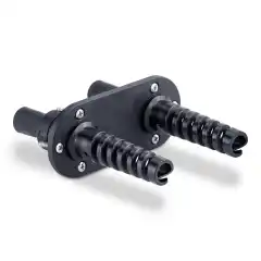 <p>Feltmontert skottsett for dobbel slange i plast fra SeaStar.</p>
