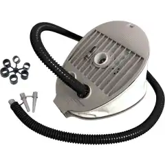 Fotpumpe med 7 munnstykker og 2 spisse ventiler til alle type gummib&aring;ter og RIB. Med h&oslash;ytrykksventil for oppbl&aring;sbare d&oslash;rk.