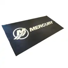 <p>Stort Mercury teppe p&aring; 300x150 cm i svart/hvit.</p>
