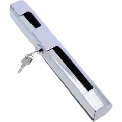 L&aring;ser motoren med l&aring;sekasse og deksel rundt boltene.