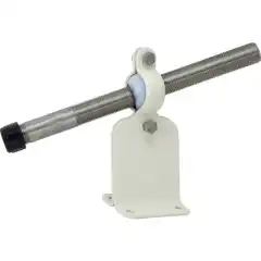 Brakett for &aring; holde styrekabel inn mot motorbrakett.