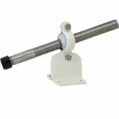 Brakett for &aring; holde styrekabel inn mot motorbrakett.