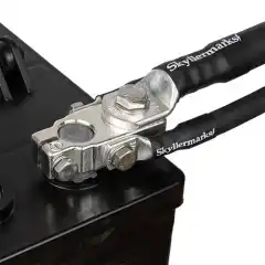 Batterikabelsko i fortinnet messing fra Skyllermarks. Plass til 4 grove kabler, uten &aring; sette kablene p&aring; hverandre.