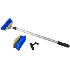 Rimelig vaskesett med teleskopisk stang, 2 b&oslash;rster og b&aring;tshakestuss.