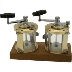 <p>Salt og pepperkvernsett i kult maritimt design, et perfekt gavesett for fiskeren eller b&aring;telskeren.</p>
