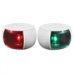 <p>Komplett sett med babord/styrbord lanterne. Godkjent LED-lanterne for 2 nautisk mil.</p>
